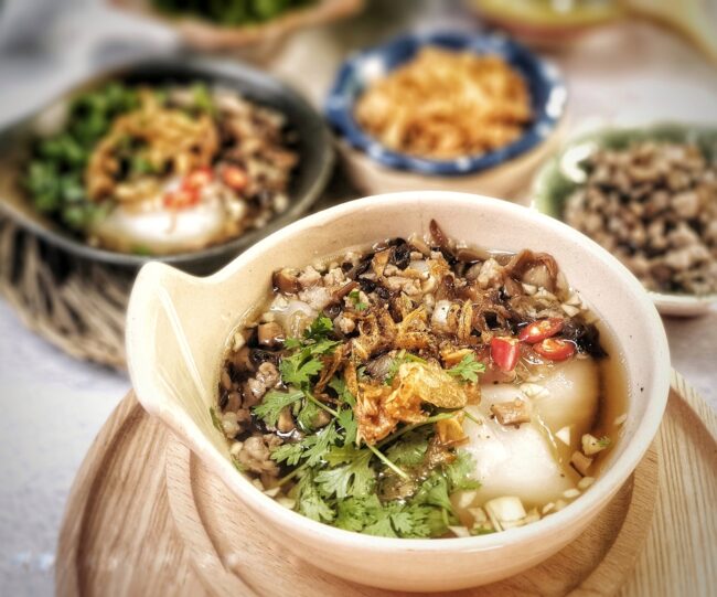 Làm bánh đúc nóng hổi