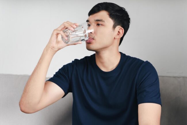 Uống nước lọc hoặc nước ngọt trước mỗi lần uống đồ uống có cồn
